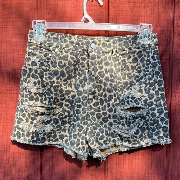 NWT Women’s‎ Very J Leopard Print Shorts Medium - Picture 1 of 7